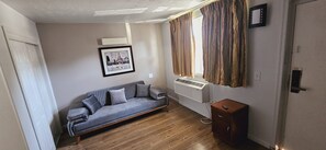 Basic-Apartment, Stadtblick | Wohnbereich