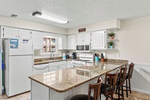 冷蔵庫、電子レンジ、オーブン、コンロ