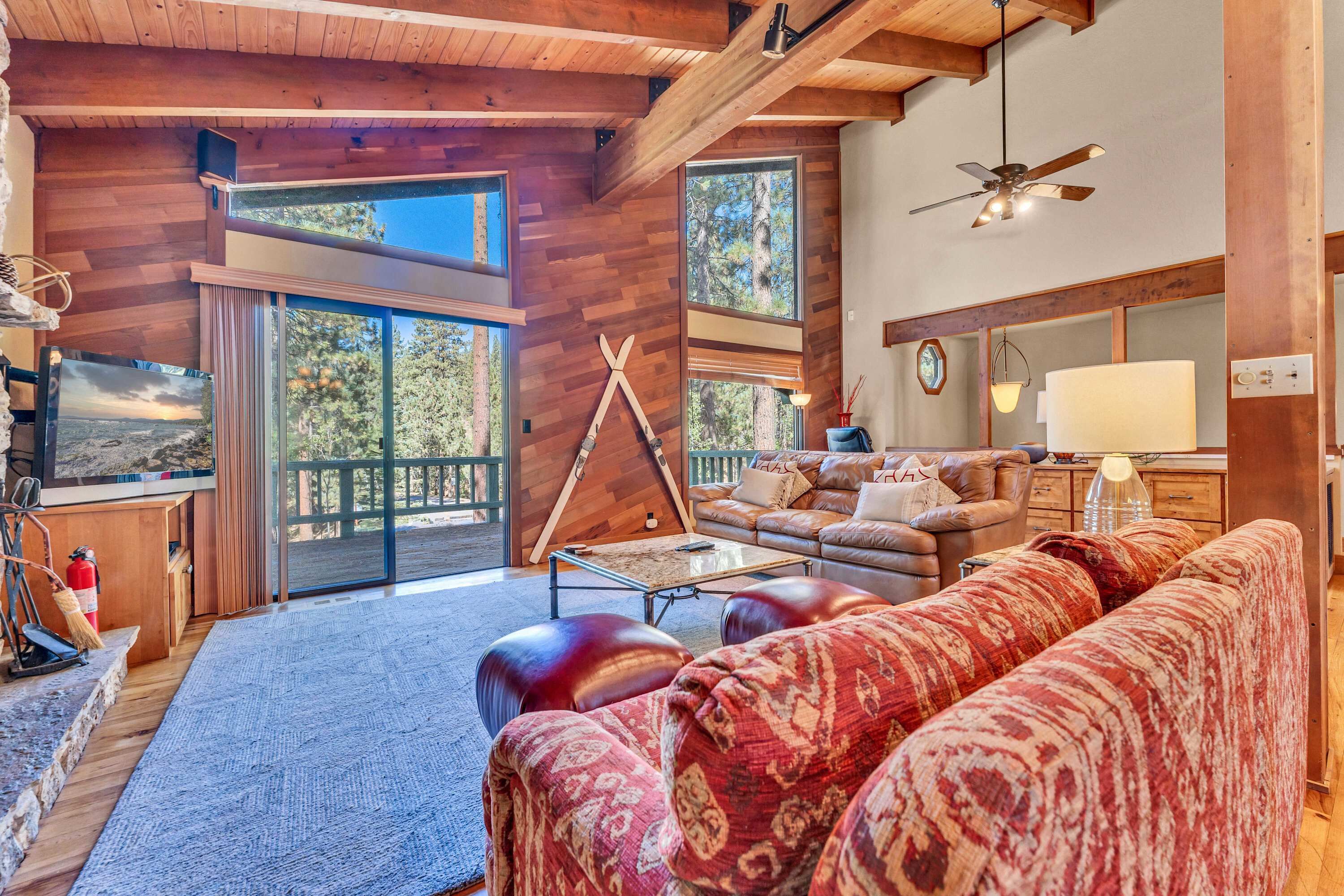 Tv, pejs, dvd-afspiller, kontorer