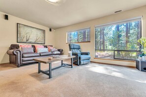 Téléviseur, foyer, lecteur de DVD, bureau