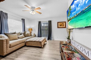 TV - Cute 3 bdrm house minutes from Lovefield Airport (Dallas)