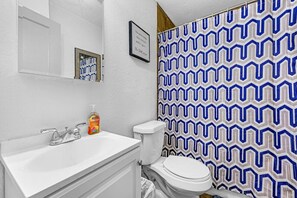 Secador de pelo, toallas, jabón y champú