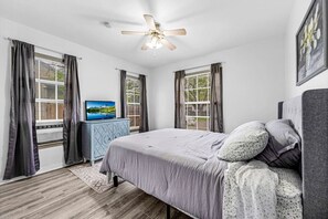 3 habitaciones, tabla de planchar con plancha, wifi y ropa de cama 