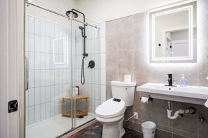 Shower, hair dryer, towels - *New* *Unique* 2b/2b sleeps 8 in North Oakland! (Pittsburgh)