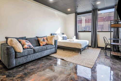*New* Loft 3 min to CMU, Pitt Sleeps 4