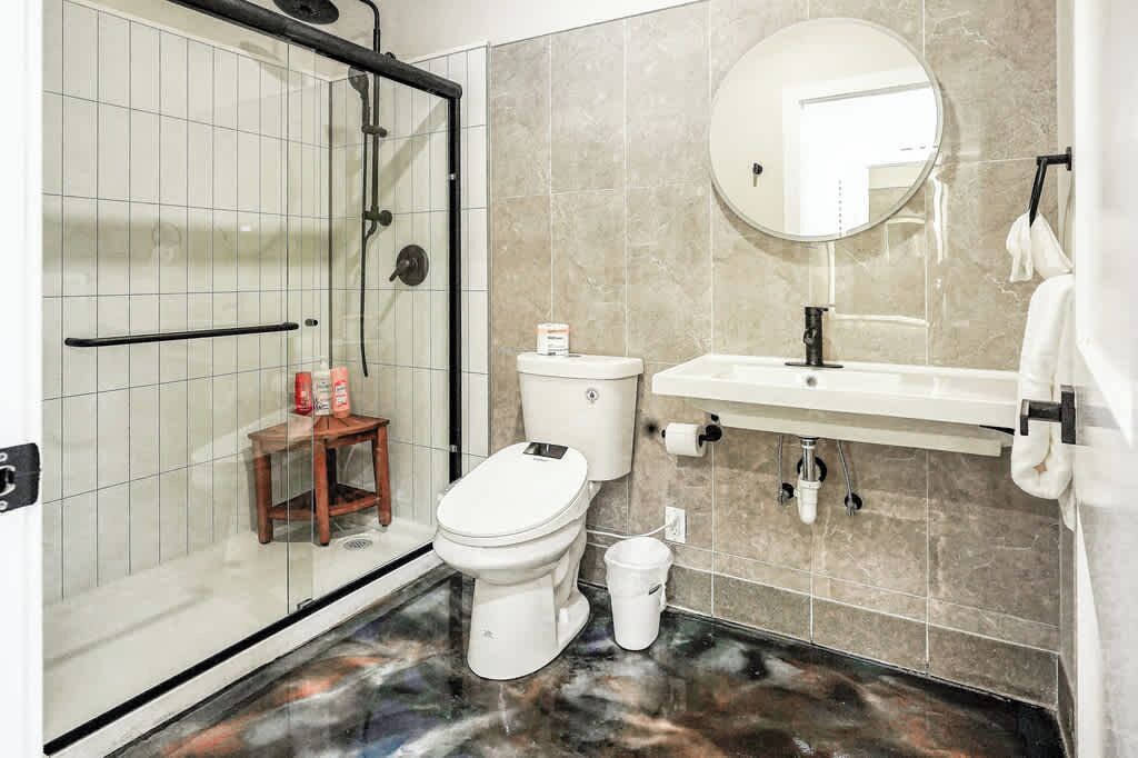 Een douche, een haardroger, handdoeken