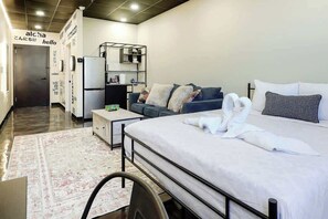 1 bedroom, desk, iron/ironing board, travel cot - *New* Loft 5 min Shadyside/East Liberty Sleeps 4 (Pittsburgh)