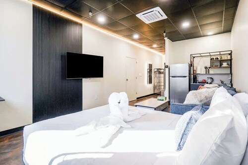 *New* Loft 3 min to Local hospitals Sleeps 4