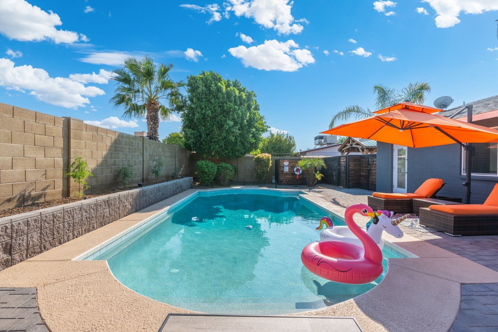 Piscina externa, guarda-sóis, espreguiçadeiras