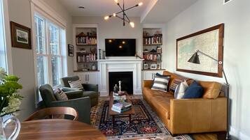 Smart TV, fireplace, books, stereo