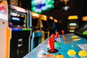 Een rij gokautomaten met kleurrijke joysticks en knoppen.