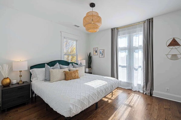 3 bedrooms, desk, WiFi, bed sheets