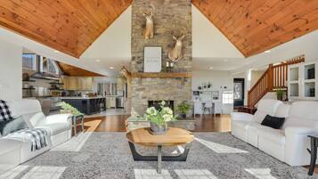 Smart TV, chimenea, tenis de mesa y libros