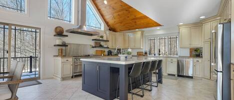 冷蔵庫、電子レンジ、オーブン、コンロ