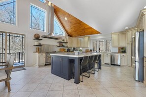 Fridge, microwave, oven, stovetop - Introducing Liberty Valley Lodge, your thrilling escape into luxury and leisure! (Ickesburg)