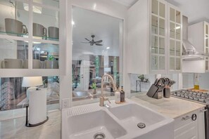 冷蔵庫、電子レンジ、オーブン、コンロ