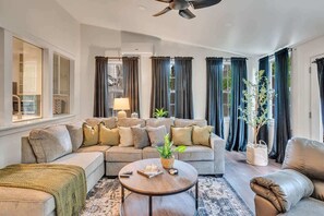 テレビ、暖炉、書斎 / ワークスペース