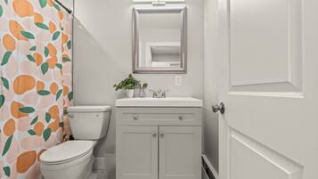 ヘアドライヤー、タオル、石鹸、トイレットペーパー