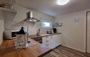 ثلاجة، غسالة أطباق، ماكينة لصنع القهوة/الشاي