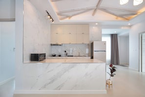 Fridge, microwave, oven, stovetop