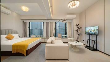 Suite Deluks | Tirai kedap cahaya, setrika/meja setrika, Wi-Fi gratis, dan seprai linen