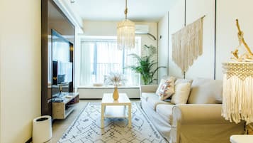 Suite Deluxe | Zona de estar | Televisión LCD de 42 pulgadas con canales digitales