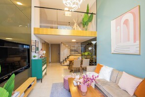 Nhà Duplex dành cho gia đình | Khu phòng khách | TV LCD 42-inch có truyền hình kỹ thuật số