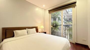 Economy Apartment | Desk, laptop workspace, blackout drapes, soundproofing