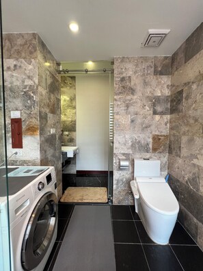 奢華公寓, 城市景觀 | 浴室 | 淋浴/浴缸二合一、免費盥洗用品、吹風機、拖鞋