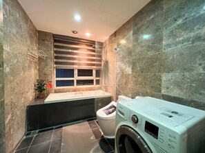 奢華公寓, 城市景觀 | 浴室 | 淋浴/浴缸二合一、免費盥洗用品、吹風機、拖鞋