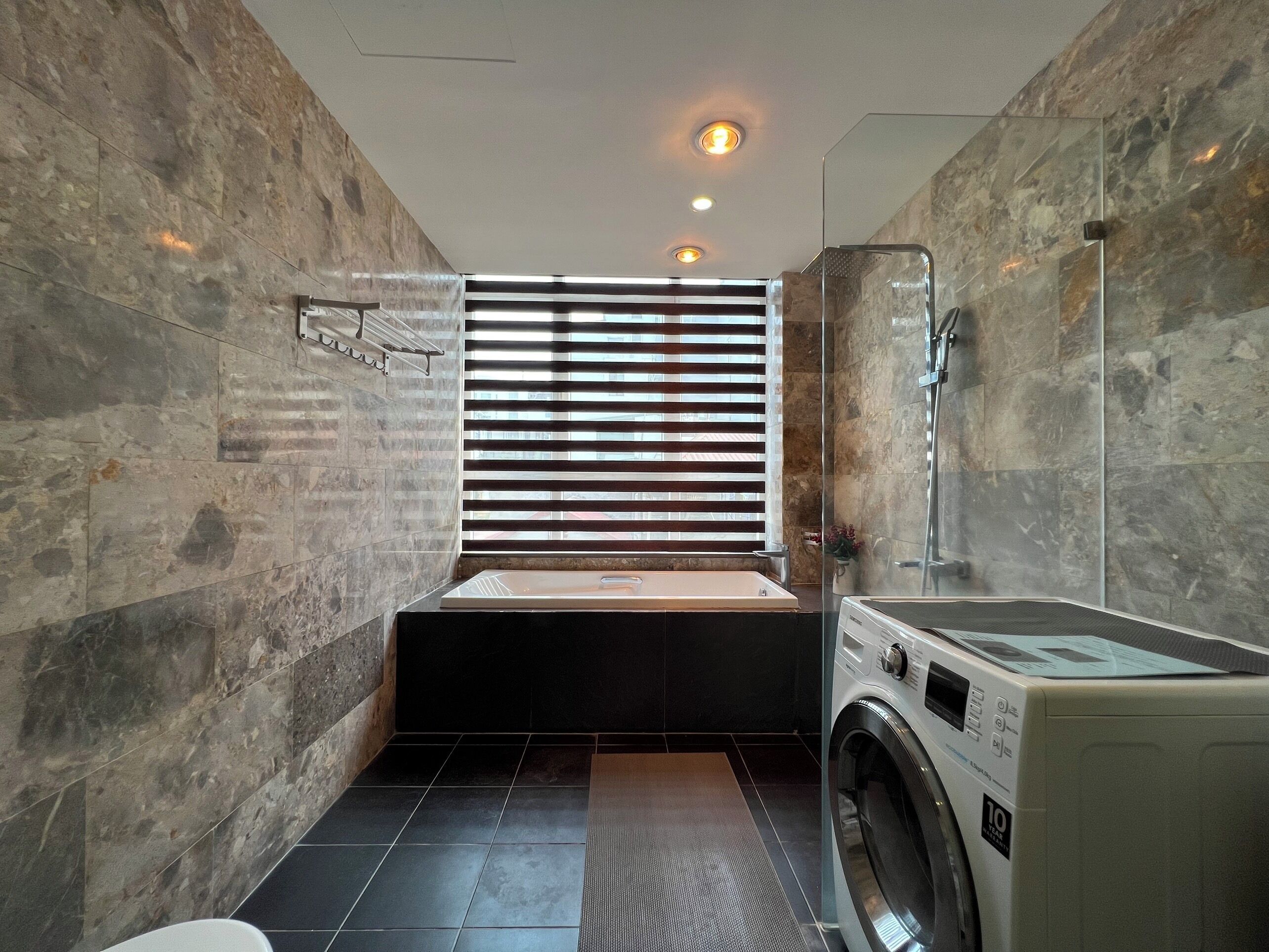 Deluxe Apartment | Bathroom | Combined shower/tub, free toiletries, hair dryer, slippers