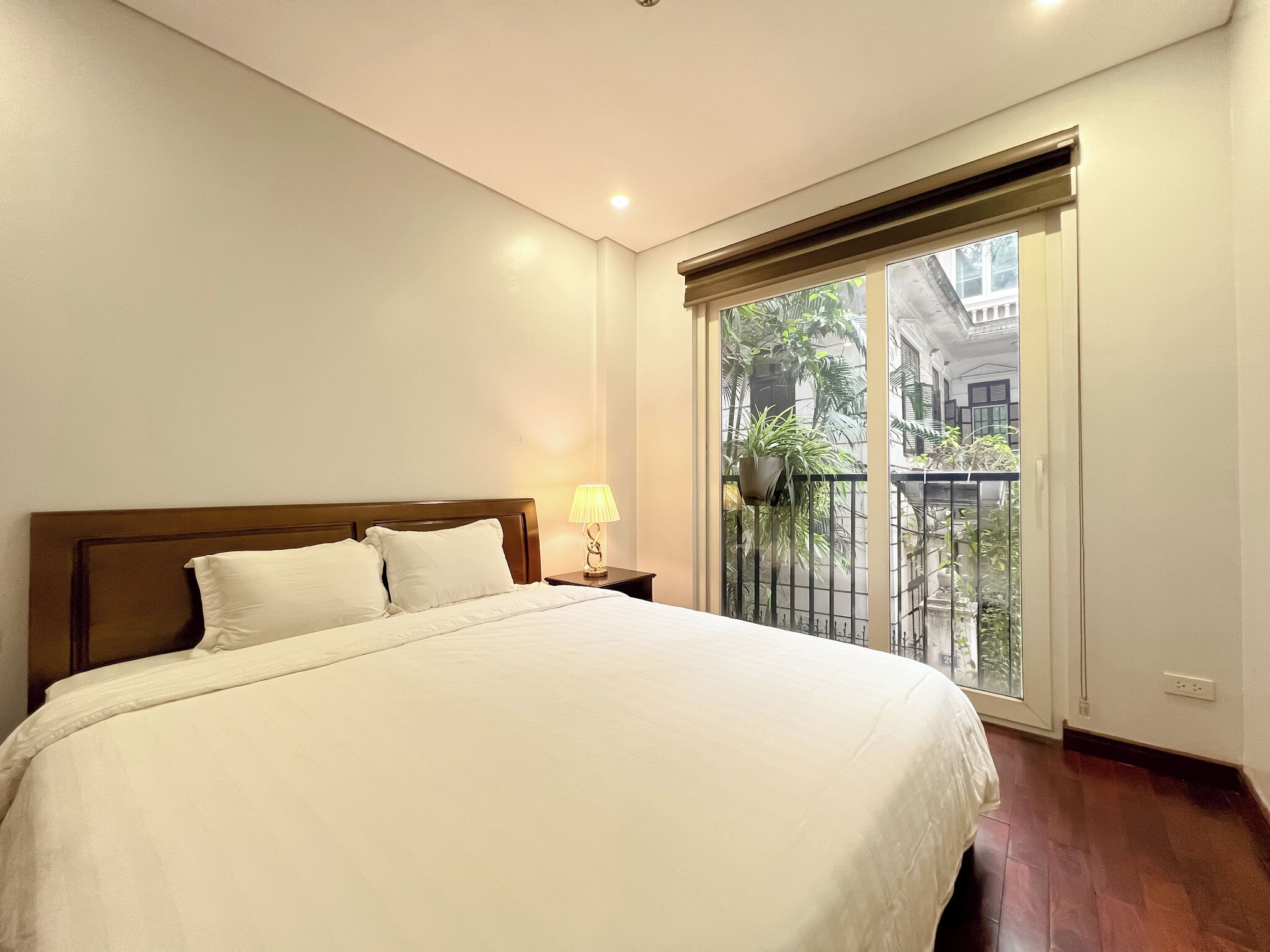 Apartamento de lujo, vistas a la ciudad | Escritorio, espacio para trabajar con un portátil, cortinas opacas