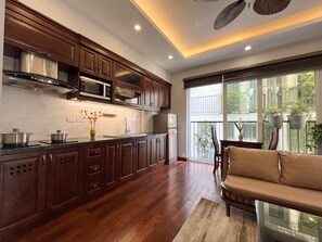 Departamento de lujo, vista a la ciudad | Cocina privada | Refrigerador, parrilla de estufa y utensilios de cocina 