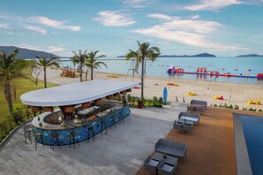 Poolside bar - Summer Bay Beach Club & Cabins (Prey Nob)