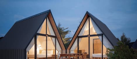 Familie tweepersoonskamer, uitzicht op zee | Een minibar, een kluis op de kamer, gratis babybedden, gratis wifi