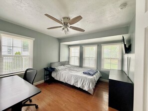 3 bedrooms, desk, iron/ironing board, free WiFi