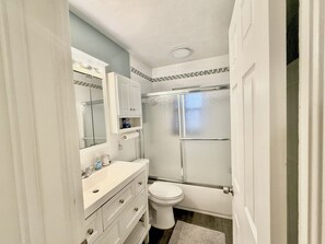 Douche, séchoir à cheveux, serviettes fournies, savon