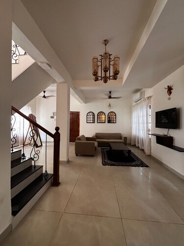 Spacious 5 Bedroom-VILLA PAPA JOHN CALANGUTE with  swimming pool, Free WiFi, AC