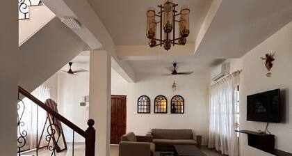 Spacious 5 Bedroom-VILLA PAPA JOHN CALANGUTE with swimming pool, Free WiFi, AC
