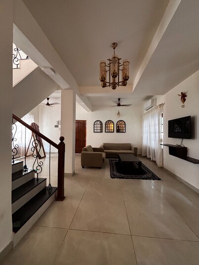 Spacious 5 Bedroom-VILLA PAPA JOHN CALANGUTE with swimming pool, Free WiFi, AC
