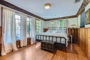 3 bedrooms, iron/ironing board, travel cot, WiFi