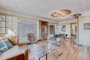 Dining - Historic Artist Home-Walk to SXSW+6th St+UT (Austin)