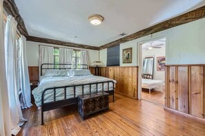 3 bedrooms, iron/ironing board, travel crib, WiFi