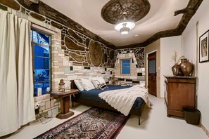 3 bedrooms, iron/ironing board, travel cot, WiFi - Historic Artist Home-Walk to SXSW+6th St+UT (Austin)