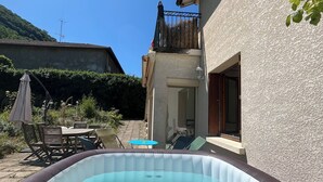Une piscine gonflable dans un jardin, avec une maison en arrière-plan.
