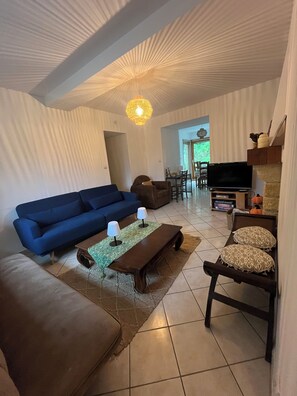 Smart TV, fireplace, table football, ping pong