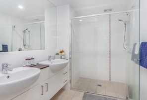 Shower, hair dryer, towels - Experience the pinnacle of luxury resort-style travel! (Tweed)