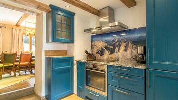 Fridge, oven, stovetop, dishwasher