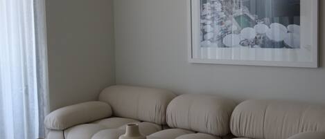 Appartement, 1 chambre, vue partielle sur l'océan | Coin séjour | Télévision à écran plat