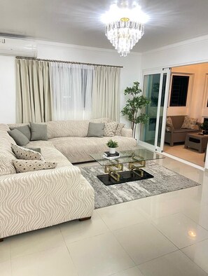 Smart TV - Spacious and cozy apartment with swimming pool. (Santo Domingo Este)